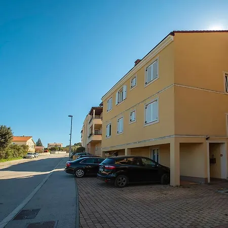 Neue Mit Parkplatz, Klima In Einer Ruhigen Lage Von Apartman