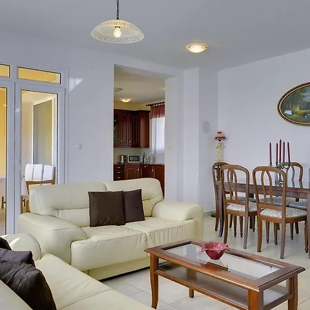 Apartman Neue Mit Parkplatz, Klima In Einer Ruhigen Lage Von *
