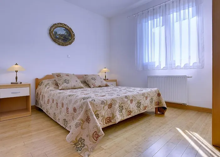 Apartman Neue Mit Parkplatz, Klima In Einer Ruhigen Lage Von *