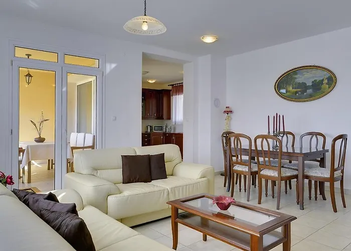 Apartman Neue Mit Parkplatz, Klima In Einer Ruhigen Lage Von *