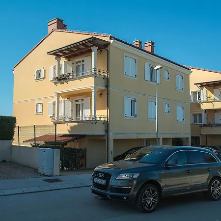 Neue Mit Parkplatz, Klima In Einer Ruhigen Lage Von