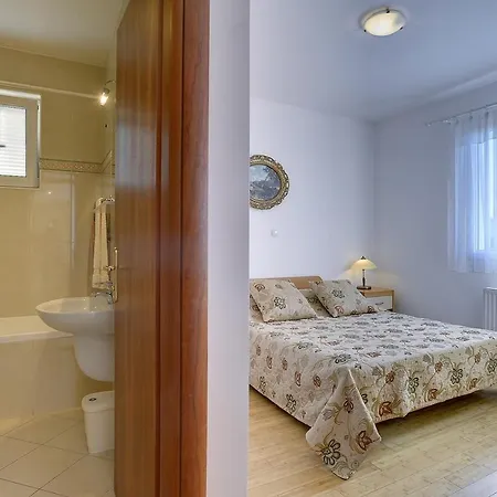 Neue Mit Parkplatz, Klima In Einer Ruhigen Lage Von