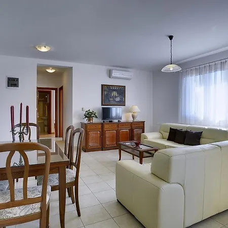 Neue Mit Parkplatz, Klima In Einer Ruhigen Lage Von