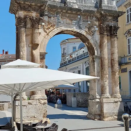 Διαμέρισμα Neue Mit Parkplatz, Klima In Einer Ruhigen Lage Von Πούλα