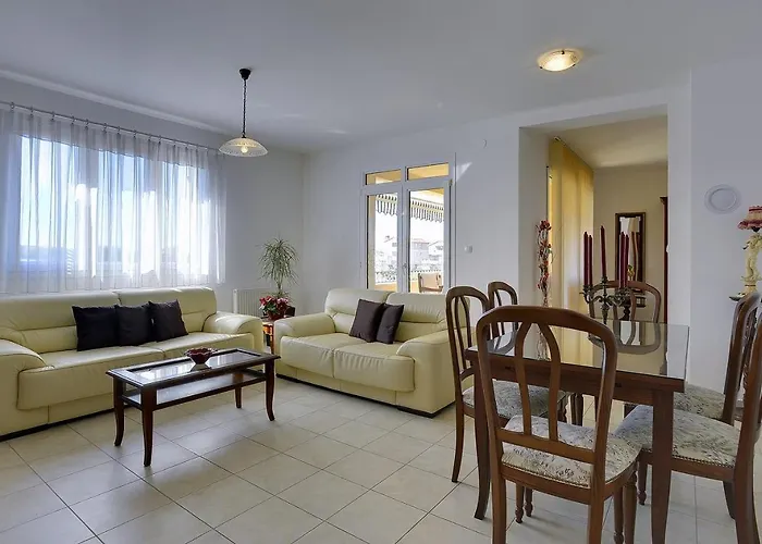 Neue Mit Parkplatz, Klima In Einer Ruhigen Lage Von Appartement *