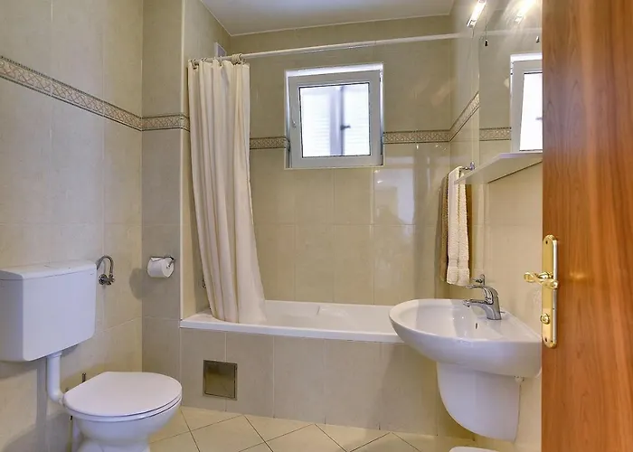 Appartement Neue Mit Parkplatz, Klima In Einer Ruhigen Lage Von *