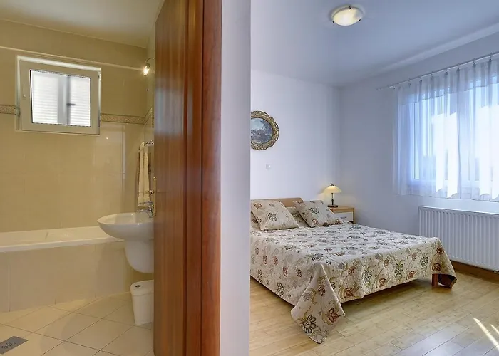 Neue Mit Parkplatz, Klima In Einer Ruhigen Lage Von