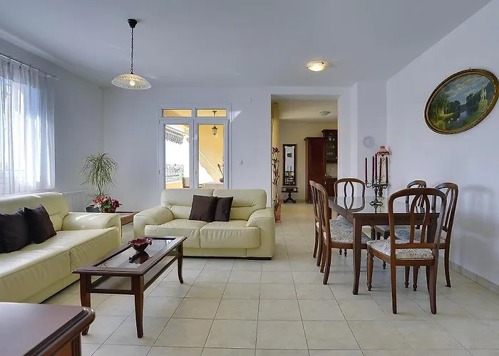 Neue Mit Parkplatz, Klima In Einer Ruhigen Lage Von Appartement Pula