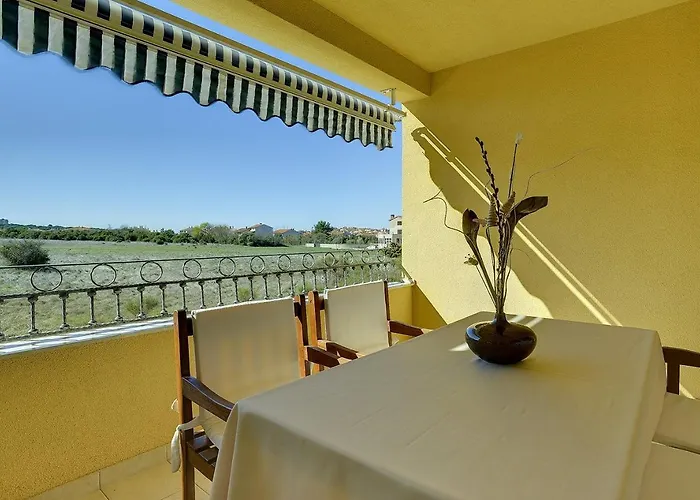 Neue Mit Parkplatz, Klima In Einer Ruhigen Lage Von Appartement Pula